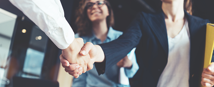 Zwei Personen geben sich die Hand, sieht aus wie ein Handschlag