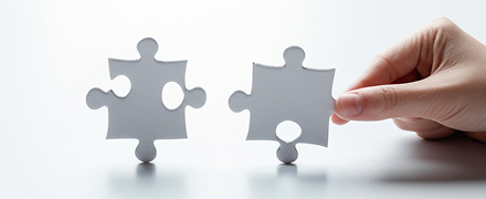 zwei Puzzleteile nebeneinander